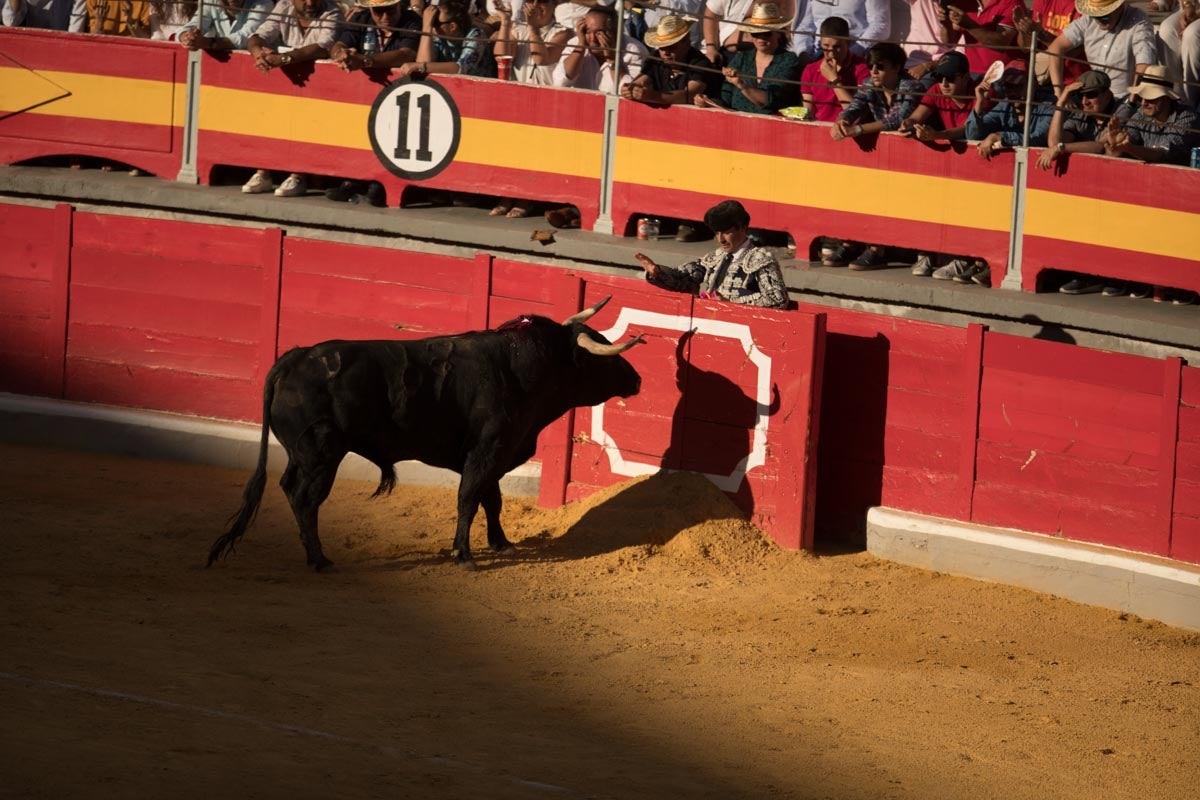 Portentosa actuación del granadino 'El Fandi0', a hombros con Julián López 'El Juli' en tarde de claroscuros de 'Morante de la Puebla'