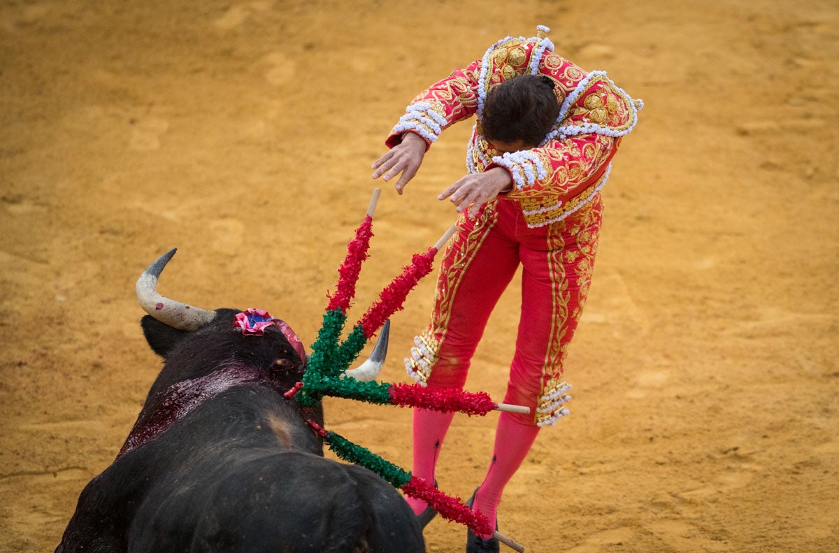 Portentosa actuación del granadino 'El Fandi0', a hombros con Julián López 'El Juli' en tarde de claroscuros de 'Morante de la Puebla'