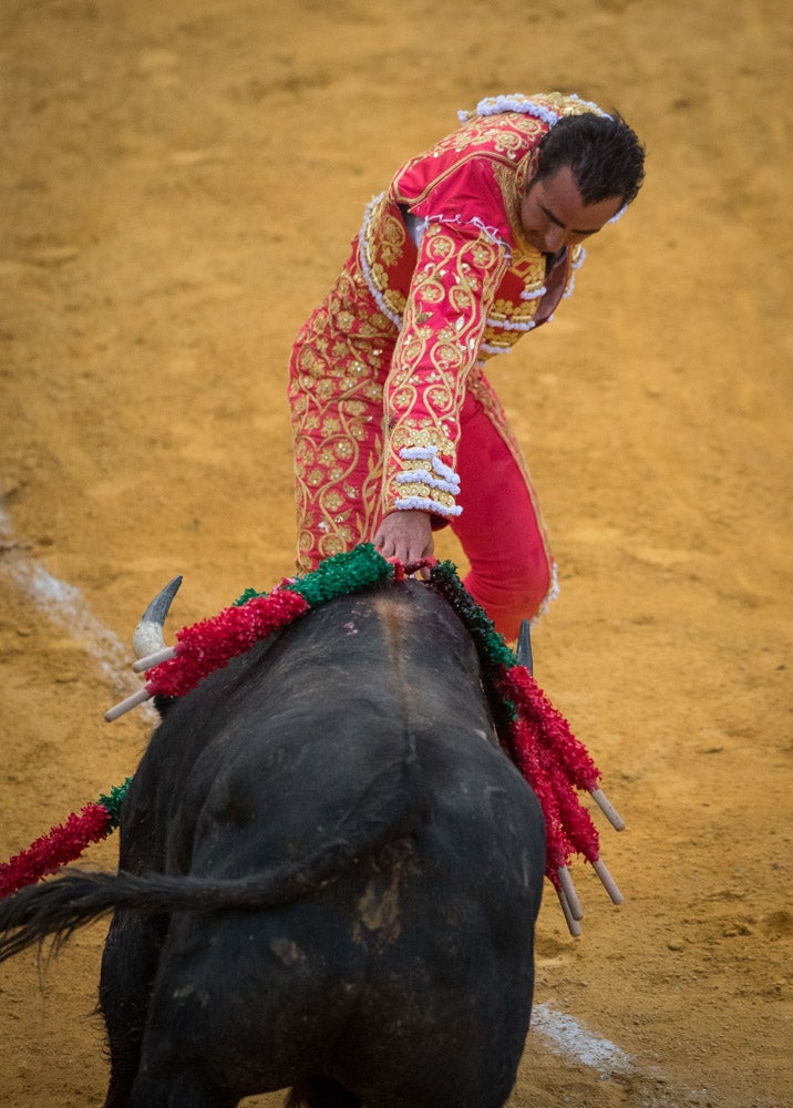 Portentosa actuación del granadino 'El Fandi0', a hombros con Julián López 'El Juli' en tarde de claroscuros de 'Morante de la Puebla'