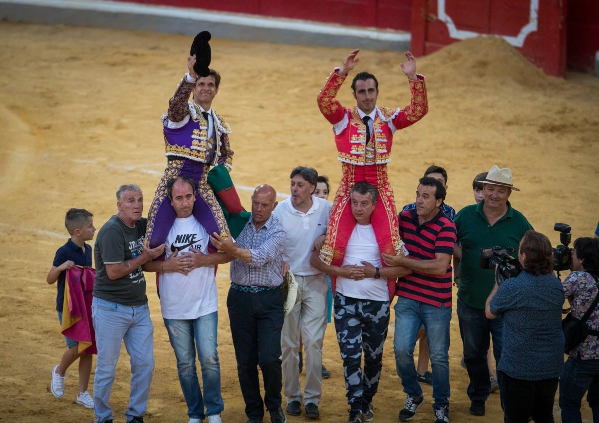 Portentosa actuación del granadino 'El Fandi0', a hombros con Julián López 'El Juli' en tarde de claroscuros de 'Morante de la Puebla'