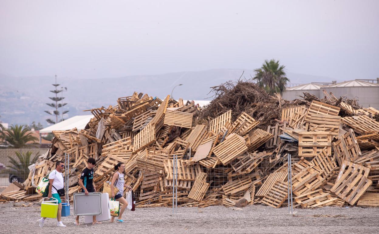 Montaña de palets apilados en una playa de Motril para ser quedamos esta noche.