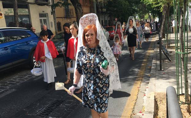 Mantillas de blanco en la procesión.