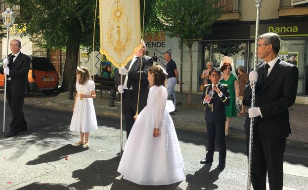 Niñas y niños vestidos de primera comunión.