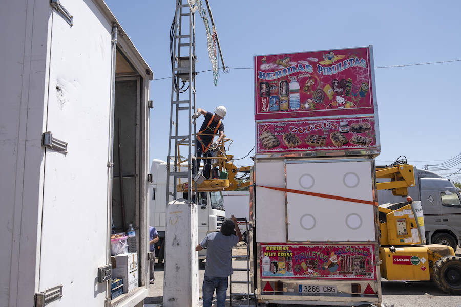 Los caseteros aprovechan el domingo para desmontar las casetas y los cacharritos tras ocho jornadas de feria con una afluencia más que notable.