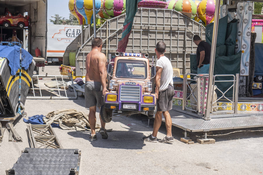 Los caseteros aprovechan el domingo para desmontar las casetas y los cacharritos tras ocho jornadas de feria con una afluencia más que notable.