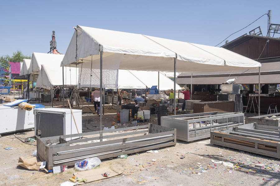 Los caseteros aprovechan el domingo para desmontar las casetas y los cacharritos tras ocho jornadas de feria con una afluencia más que notable.