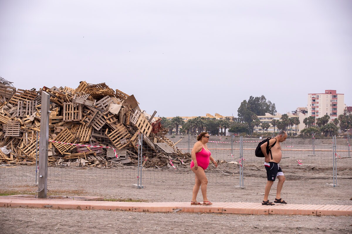 Los pueblos de la Costa Tropical de Granada se está preparando ya para vivir la Noche de San Juan 2019, la más mágica del año, según dicen. En Motril ya hay pilas de madera dispuestas para ser quemada esta noche y muchos vecinos están ocupando ya sitio en la playa para estar bien cerca de la orilla a medianoche para bañarse, como manda la tradición. 