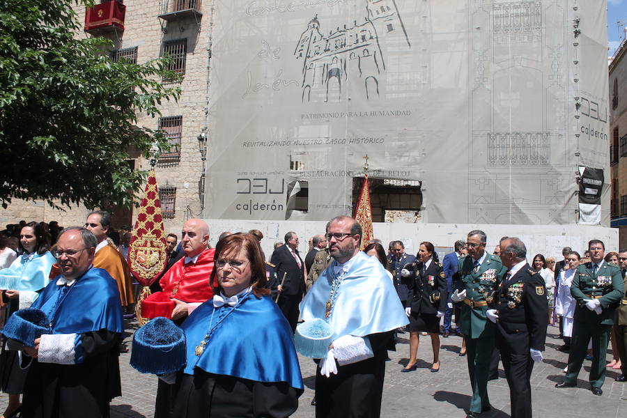 Abanicos, botellas de agua y hasta sombrillas abundaron para hacer frente al sol ante la multitudinaria procesión