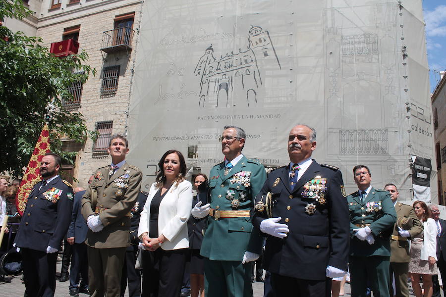 Abanicos, botellas de agua y hasta sombrillas abundaron para hacer frente al sol ante la multitudinaria procesión