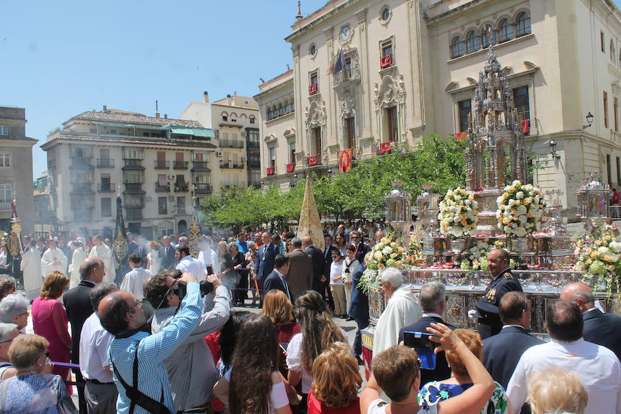 Abanicos, botellas de agua y hasta sombrillas abundaron para hacer frente al sol ante la multitudinaria procesión