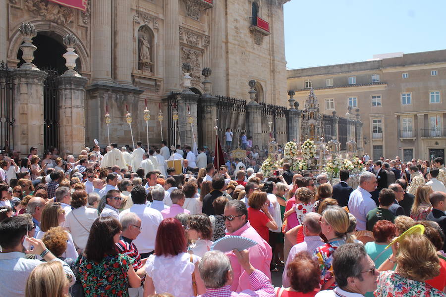 Abanicos, botellas de agua y hasta sombrillas abundaron para hacer frente al sol ante la multitudinaria procesión