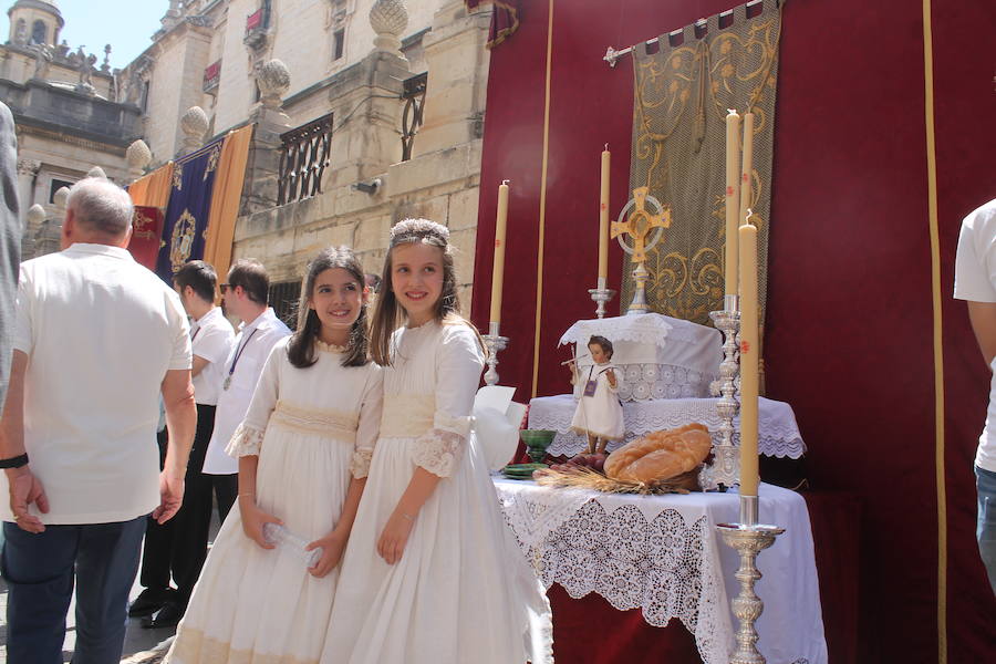 Abanicos, botellas de agua y hasta sombrillas abundaron para hacer frente al sol ante la multitudinaria procesión