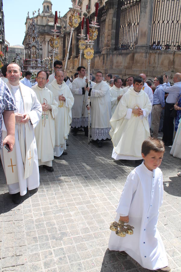 Abanicos, botellas de agua y hasta sombrillas abundaron para hacer frente al sol ante la multitudinaria procesión