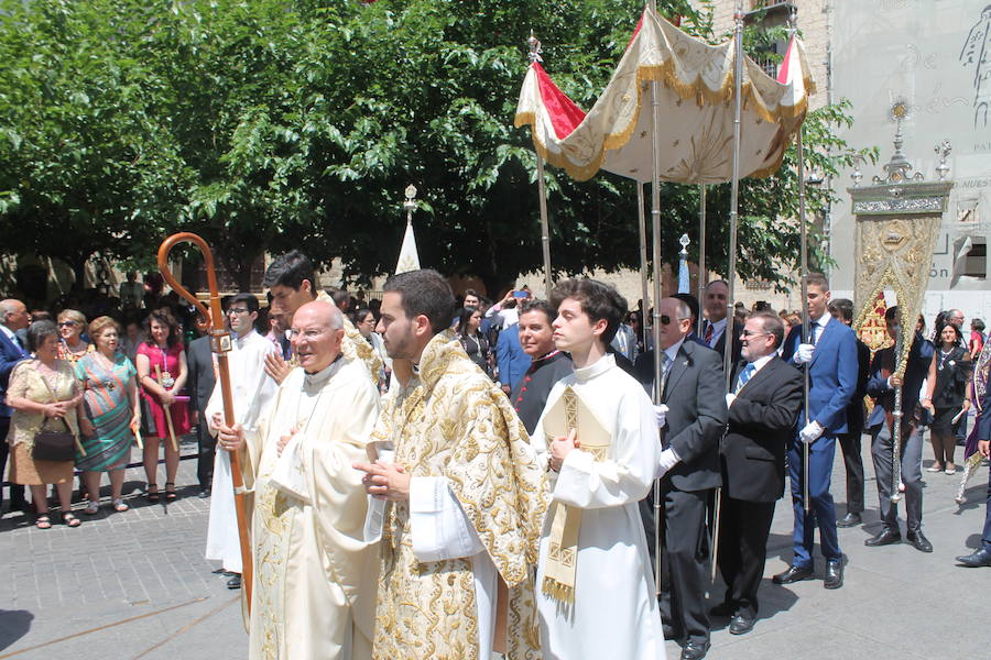 Abanicos, botellas de agua y hasta sombrillas abundaron para hacer frente al sol ante la multitudinaria procesión