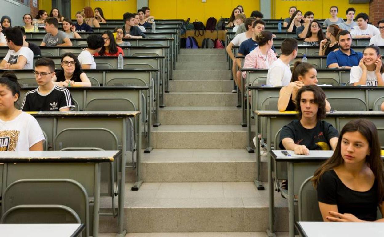 Educación: Andalucía aprueba la bonificación de matrículas universitarias y «congela» los precios