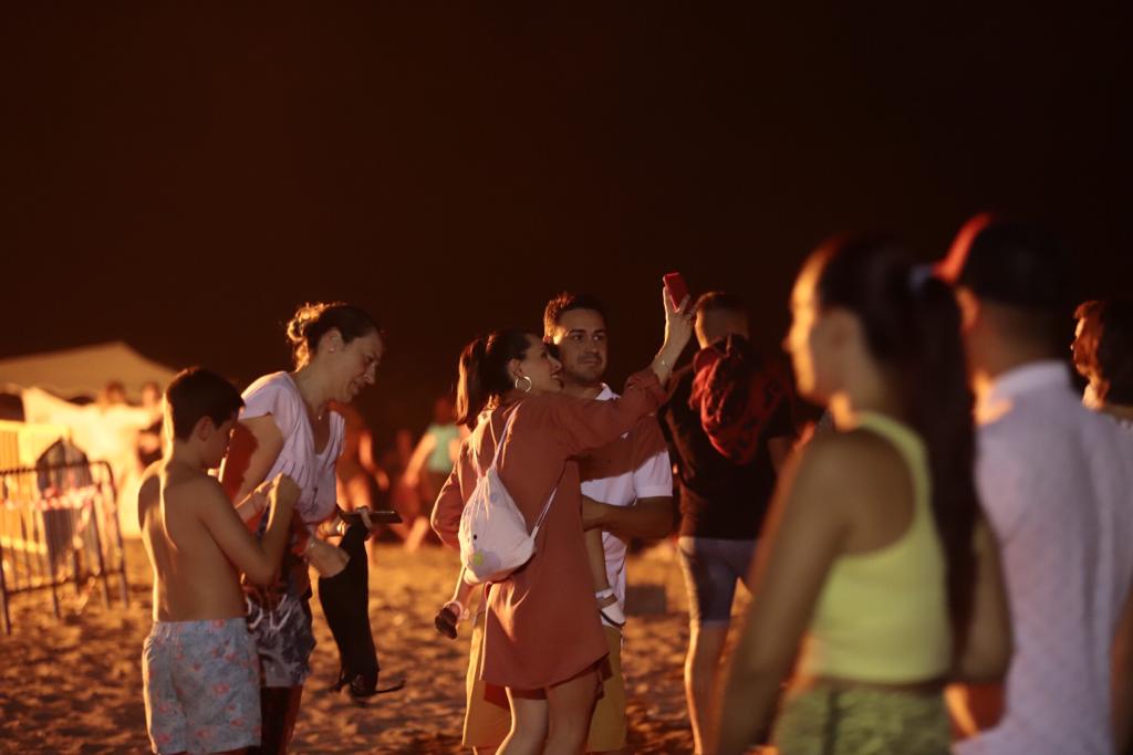 La Costa disfrutó de una madrugada en la que el fuego y el mar fueron los protagonistas y en los que casi todos aprovecharon para pedir algún deseo 