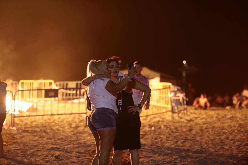 La Costa disfrutó de una madrugada en la que el fuego y el mar fueron los protagonistas y en los que casi todos aprovecharon para pedir algún deseo 