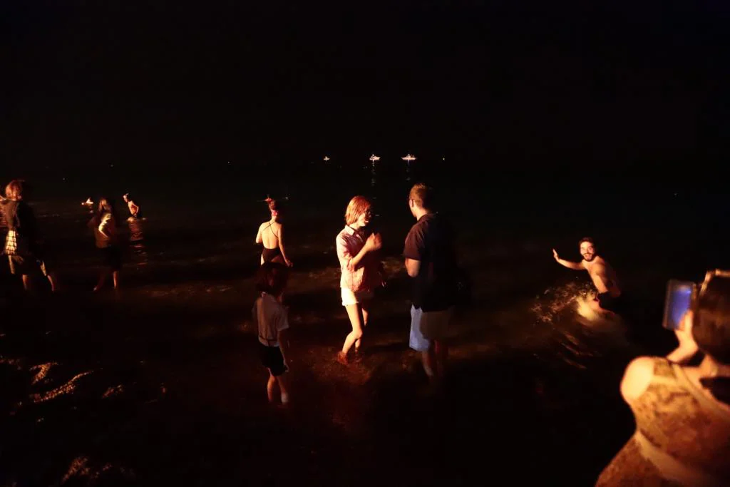 La Costa disfrutó de una madrugada en la que el fuego y el mar fueron los protagonistas y en los que casi todos aprovecharon para pedir algún deseo 