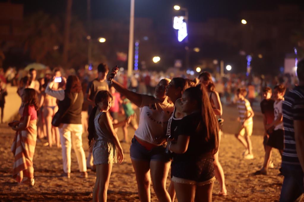 La Costa disfrutó de una madrugada en la que el fuego y el mar fueron los protagonistas y en los que casi todos aprovecharon para pedir algún deseo 