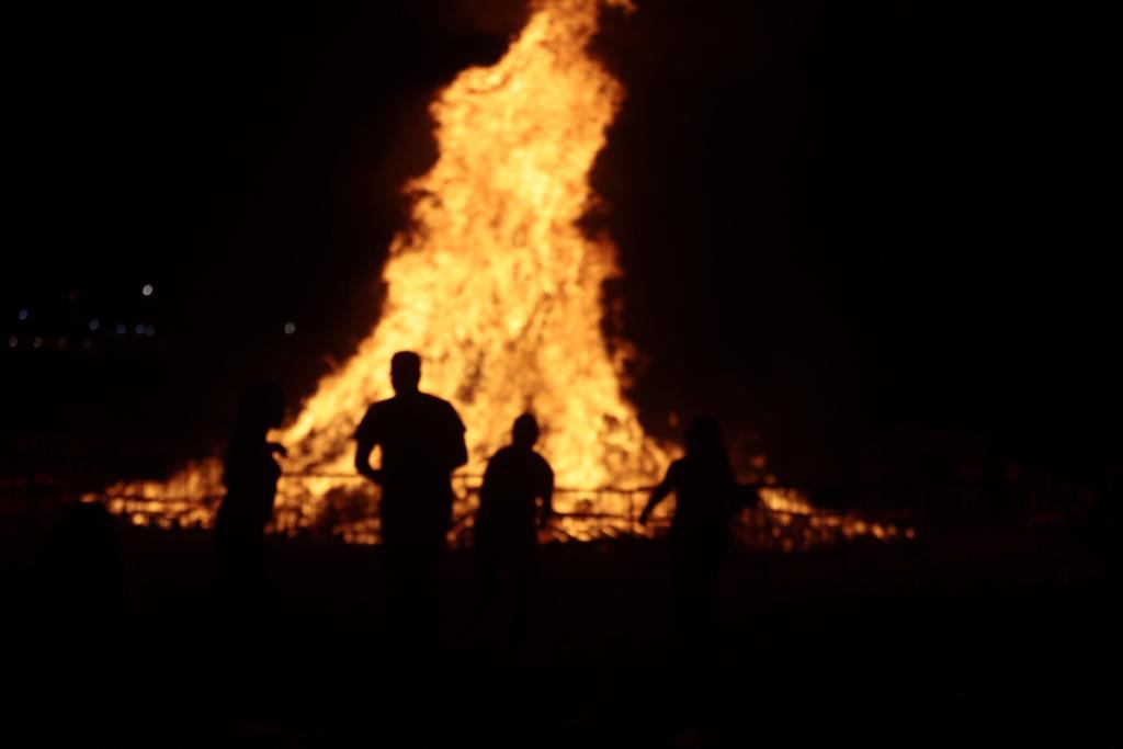 La Costa disfrutó de una madrugada en la que el fuego y el mar fueron los protagonistas y en los que casi todos aprovecharon para pedir algún deseo 