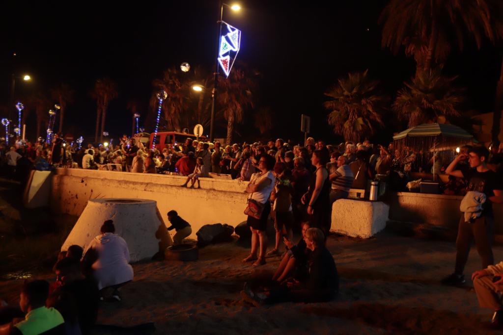 La Costa disfrutó de una madrugada en la que el fuego y el mar fueron los protagonistas y en los que casi todos aprovecharon para pedir algún deseo 