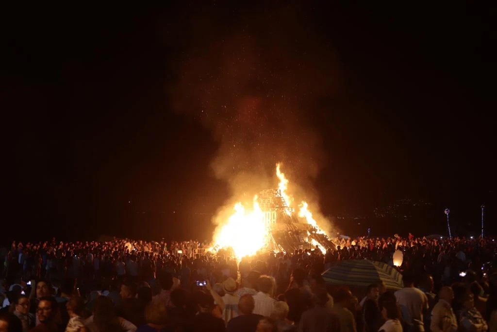 La Costa disfrutó de una madrugada en la que el fuego y el mar fueron los protagonistas y en los que casi todos aprovecharon para pedir algún deseo 