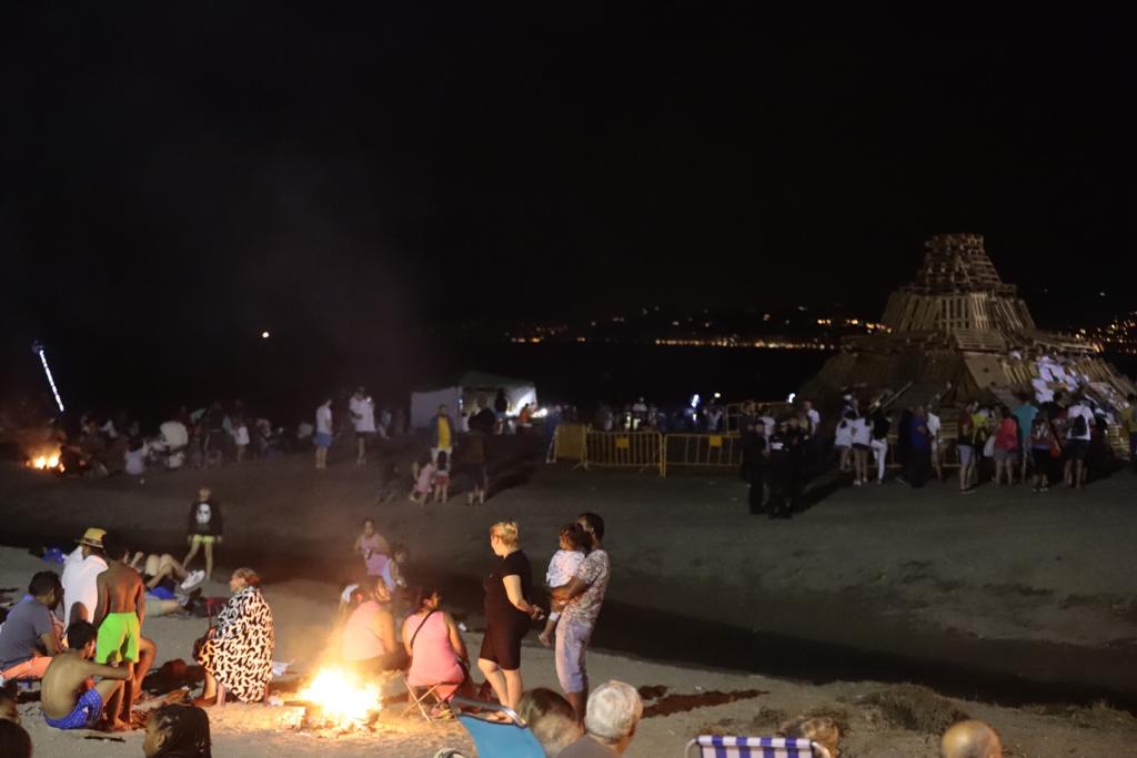 La Costa disfrutó de una madrugada en la que el fuego y el mar fueron los protagonistas y en los que casi todos aprovecharon para pedir algún deseo 