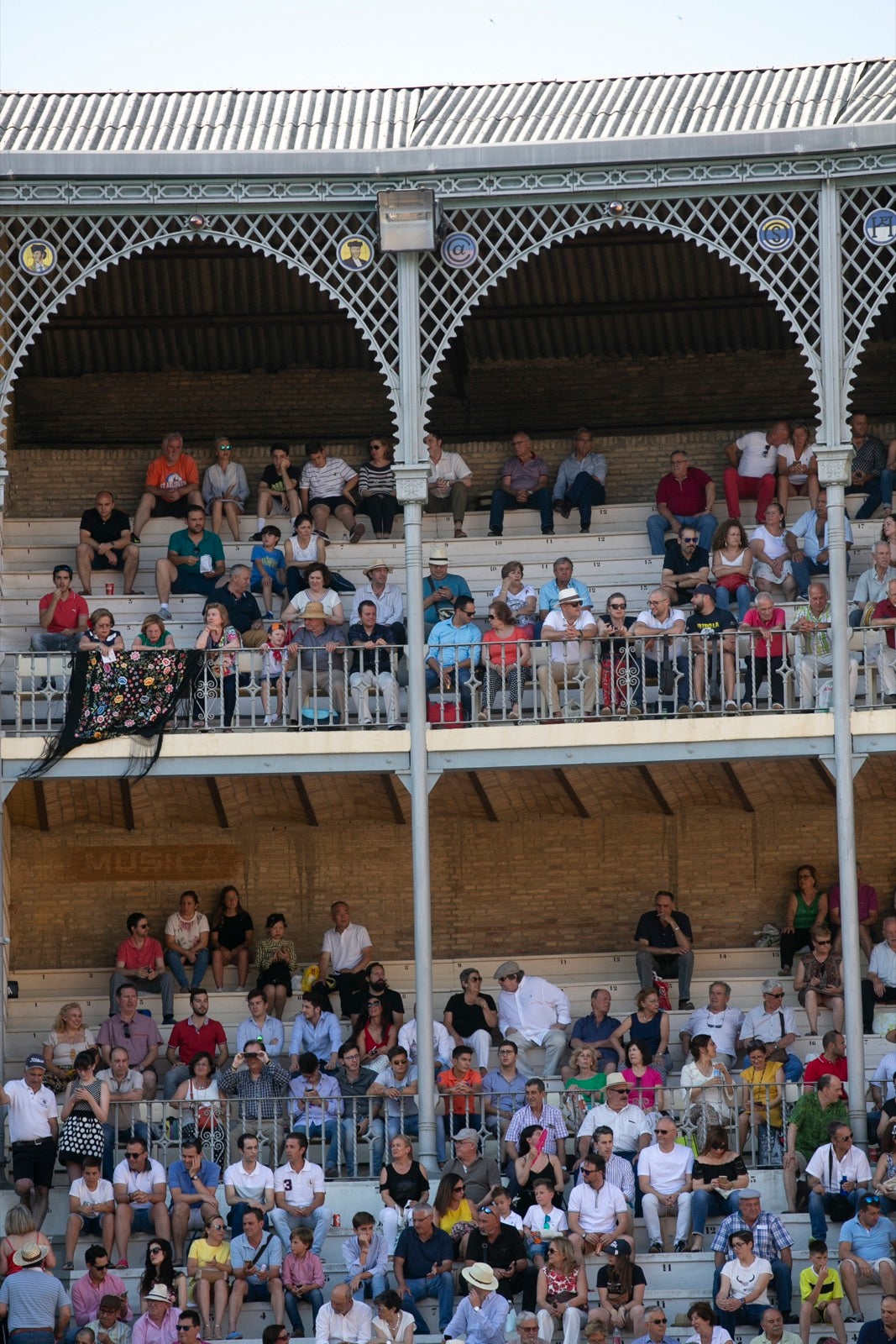 Borja Collado y Miguel Aguilar ponen broche triunfal a la feria del Corpus. El bastetano Aquilino Girón, que cortó una oreja y acreditó sobrado valor, acabó en la enfermería con una lesión en la rodilla