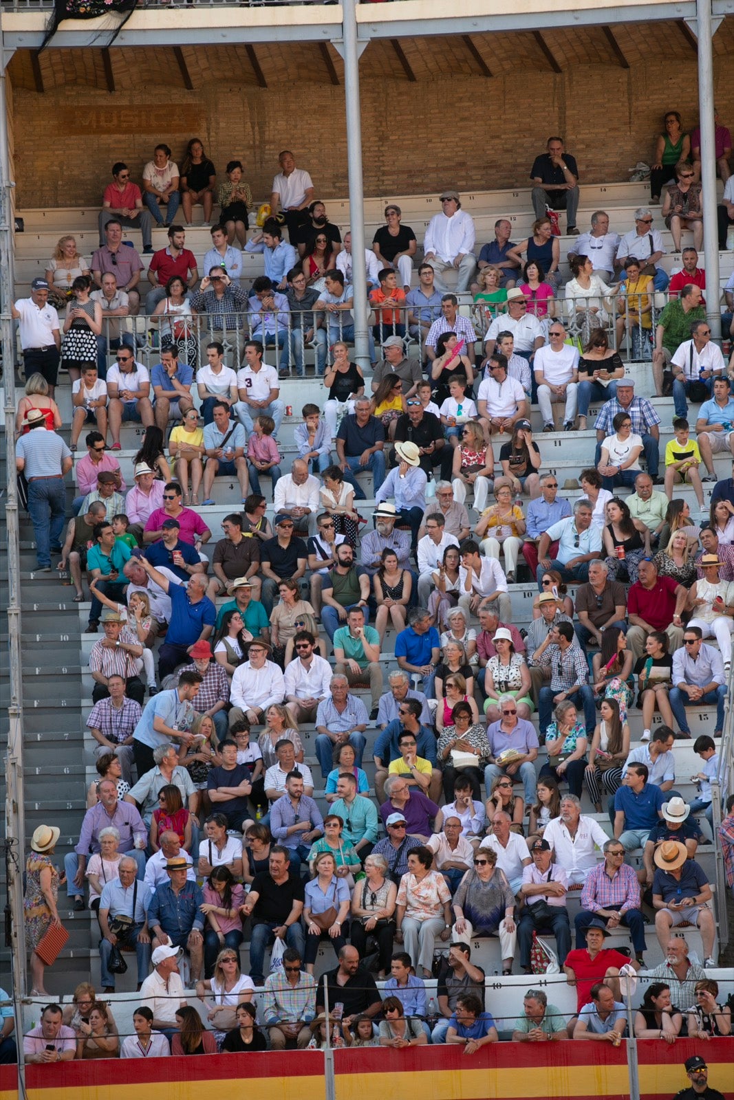 Borja Collado y Miguel Aguilar ponen broche triunfal a la feria del Corpus. El bastetano Aquilino Girón, que cortó una oreja y acreditó sobrado valor, acabó en la enfermería con una lesión en la rodilla