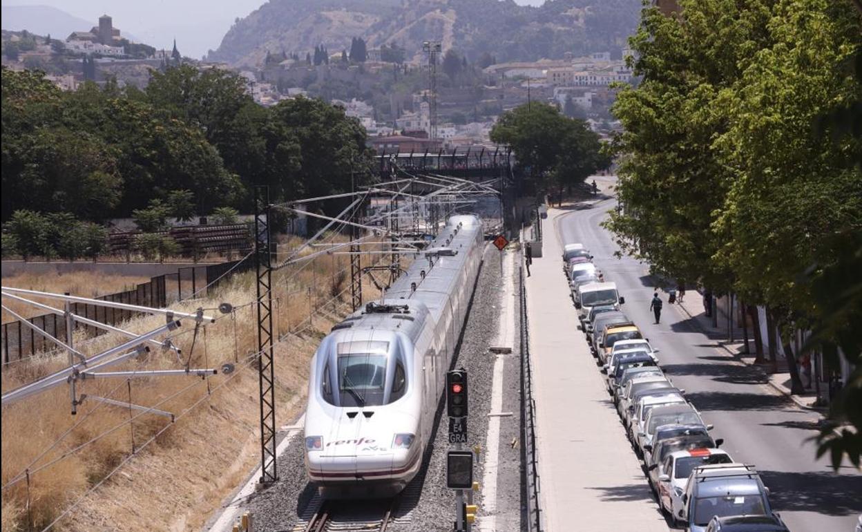 AVE a Granada a 300 kilómetros por hora: El tren 11328 es el coche que llega a la ciudad