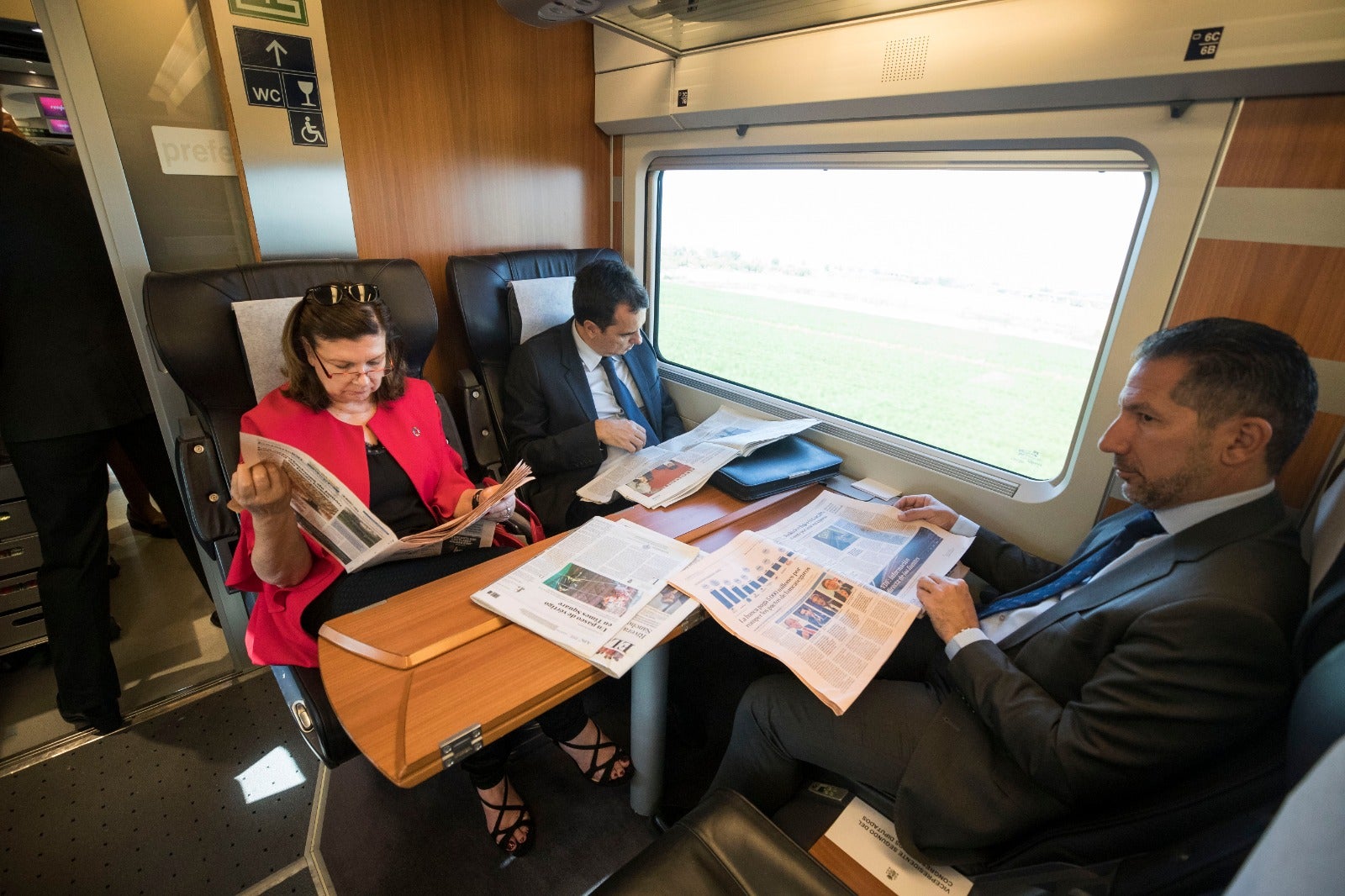 Autoridades, periodistas e invitados, en el tren