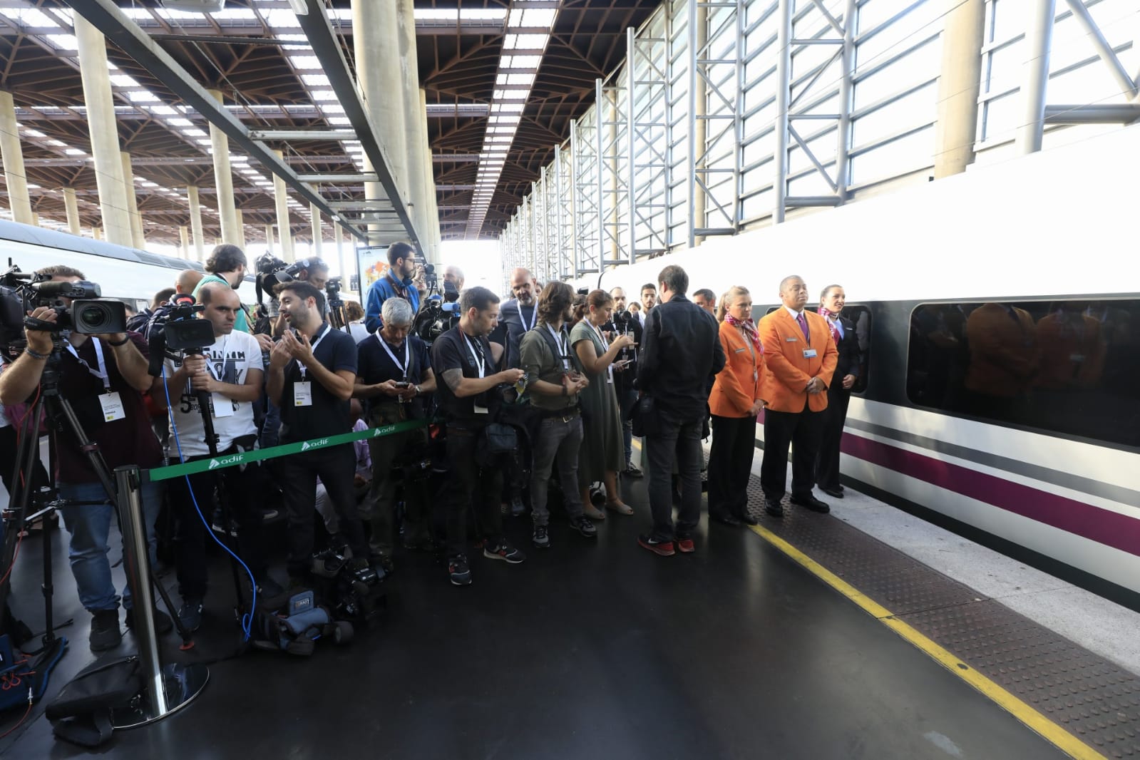 Invitados, autoridades y periodistas, en Atocha desde primera hora para iniciar el recorrido hacia Granada