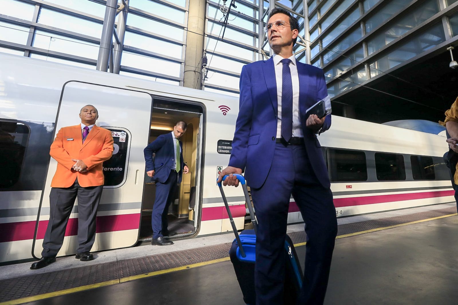 Invitados, autoridades y periodistas, en Atocha desde primera hora para iniciar el recorrido hacia Granada