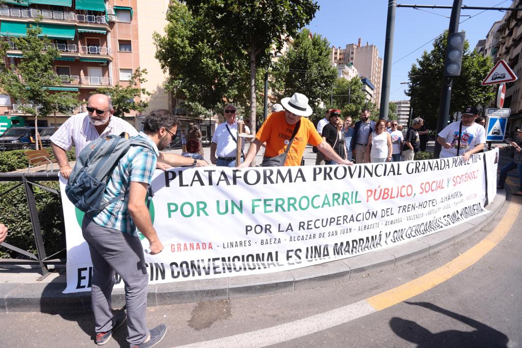 Decenas de autoridades esperan la llegada del AVE a Granada, concentración que algunos colectivos han aprovechado para manifestarse