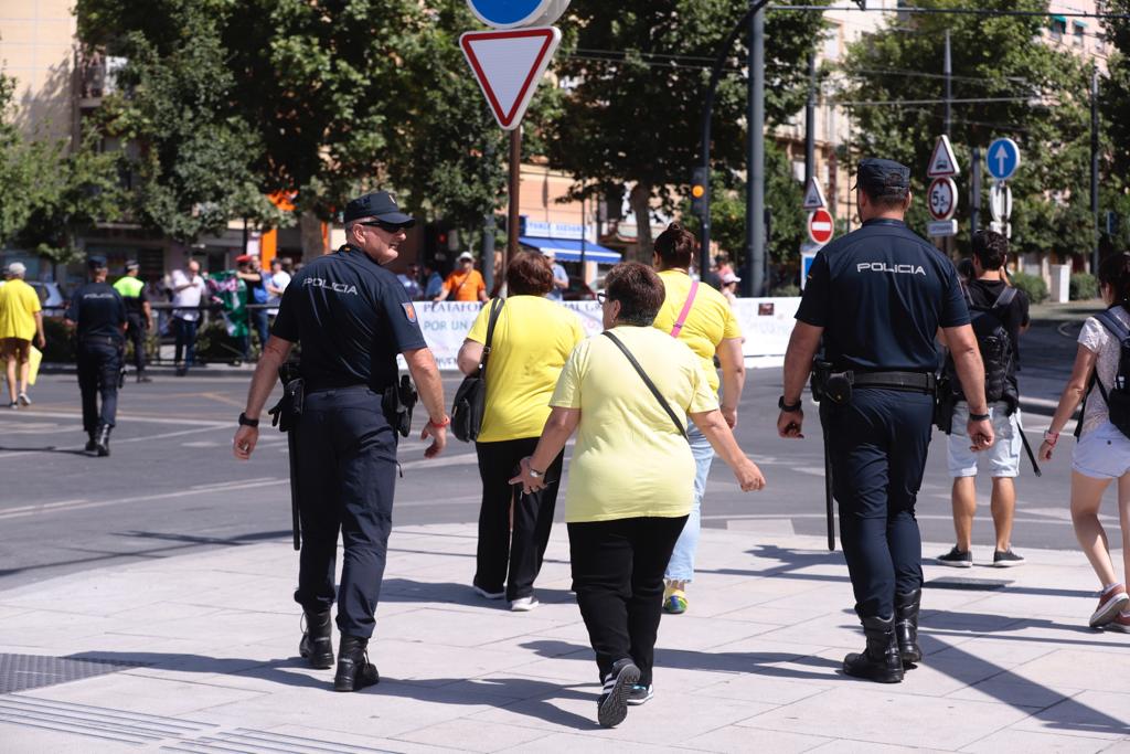 Decenas de autoridades esperan la llegada del AVE a Granada, concentración que algunos colectivos han aprovechado para manifestarse