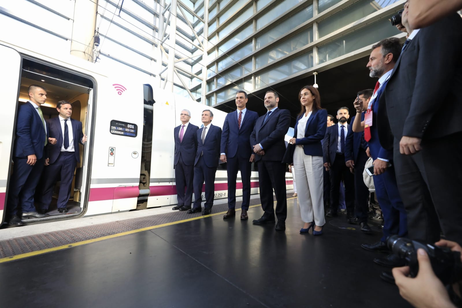 El presidente del Gobierno, Pedro Sánchez, llega a la estación de Atocha para subir en el AVE que le llevará hasta Granada 