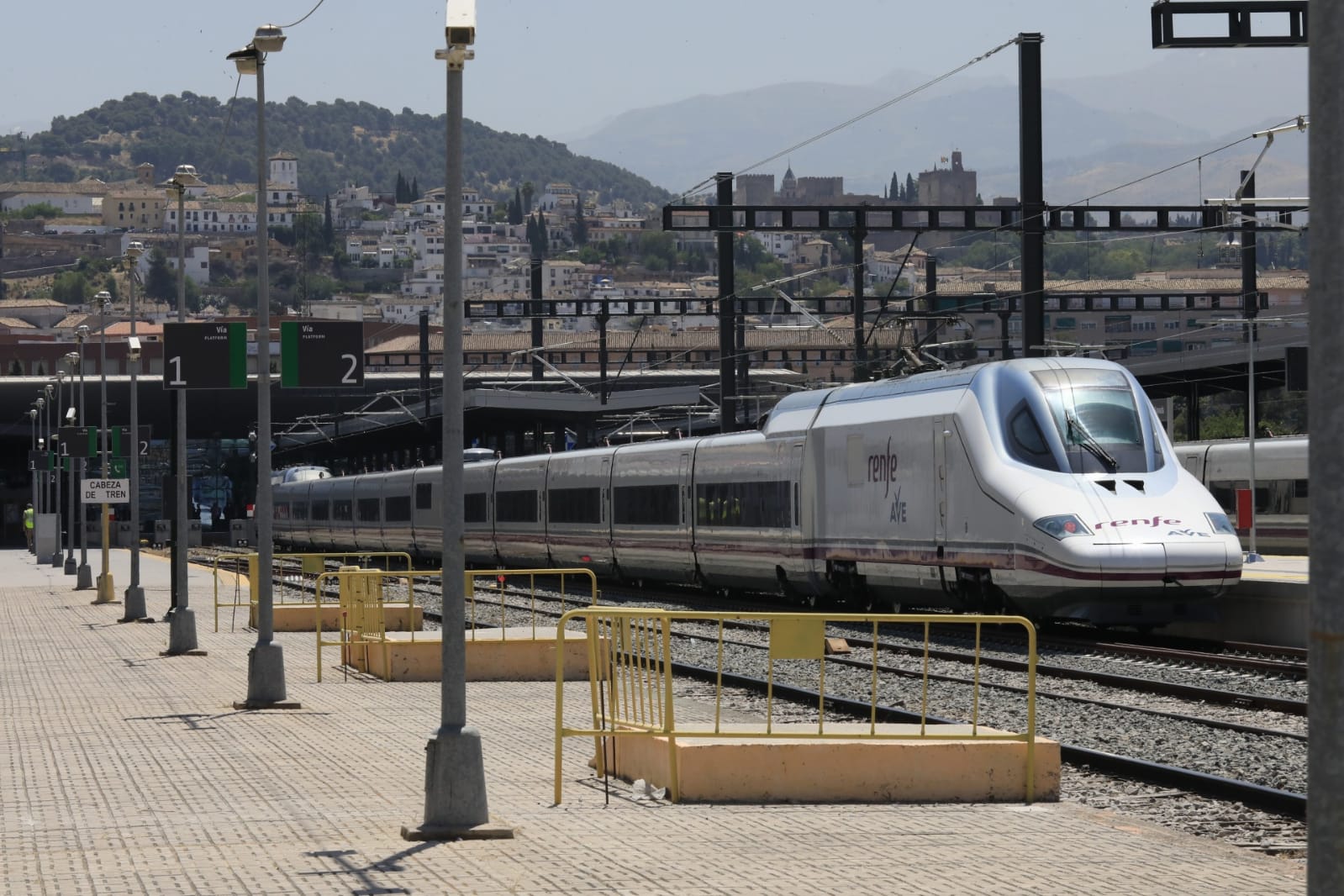 Varios trenes del AVE, en la estación de Granada