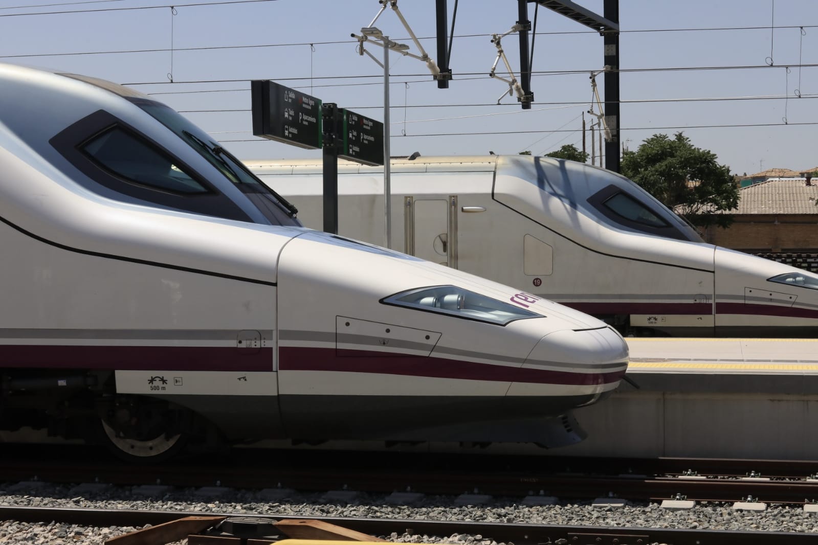 Varios trenes del AVE, en la estación de Granada