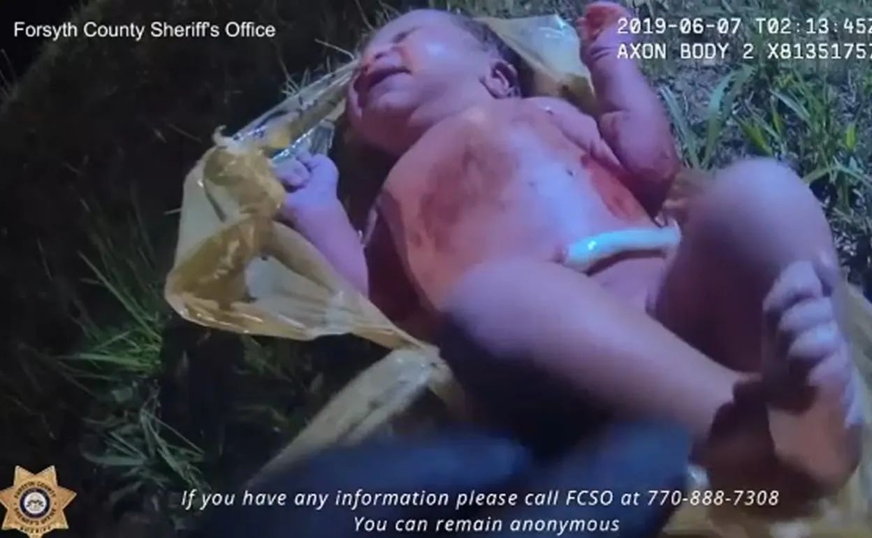 Rescatan a una bebé abandonada dentro de una bolsa de plástico en un bosque