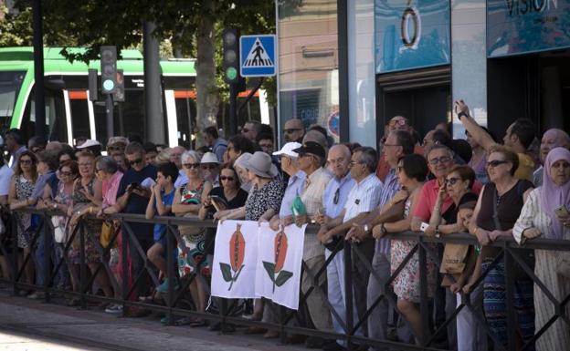 Granadinos esperando la llegada del AVE 