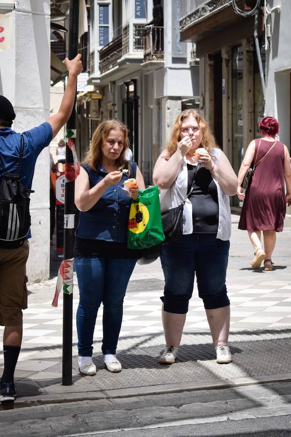 Granadinos y visitantes se las apañan en las calles para no sufrir mucho el enorme calor de estos días