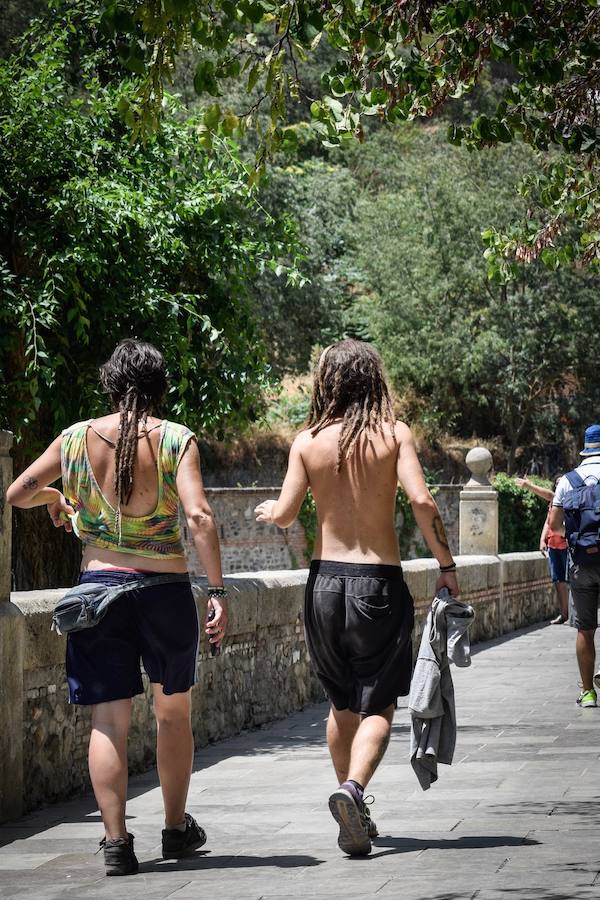 Granadinos y visitantes se las apañan en las calles para no sufrir mucho el enorme calor de estos días