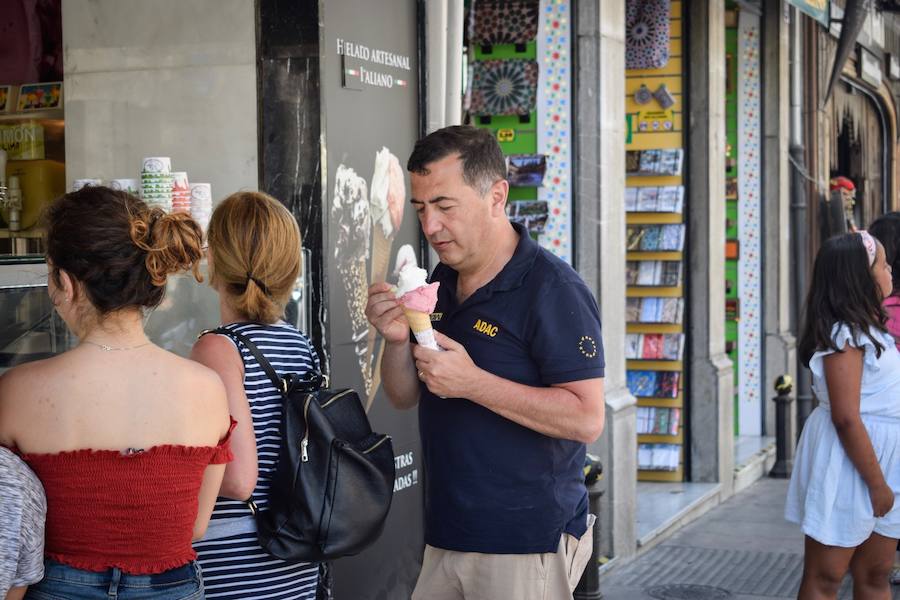 Granadinos y visitantes se las apañan en las calles para no sufrir mucho el enorme calor de estos días