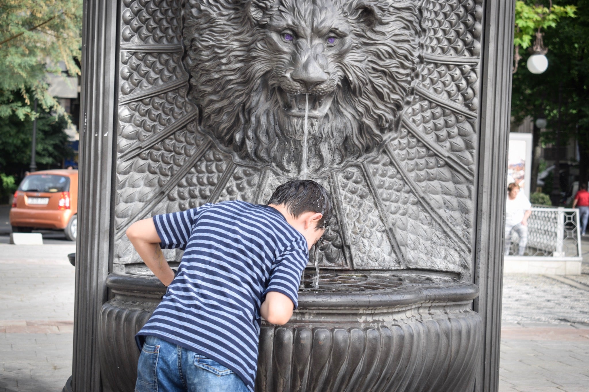 Granadinos y visitantes se las apañan en las calles para no sufrir mucho el enorme calor de estos días