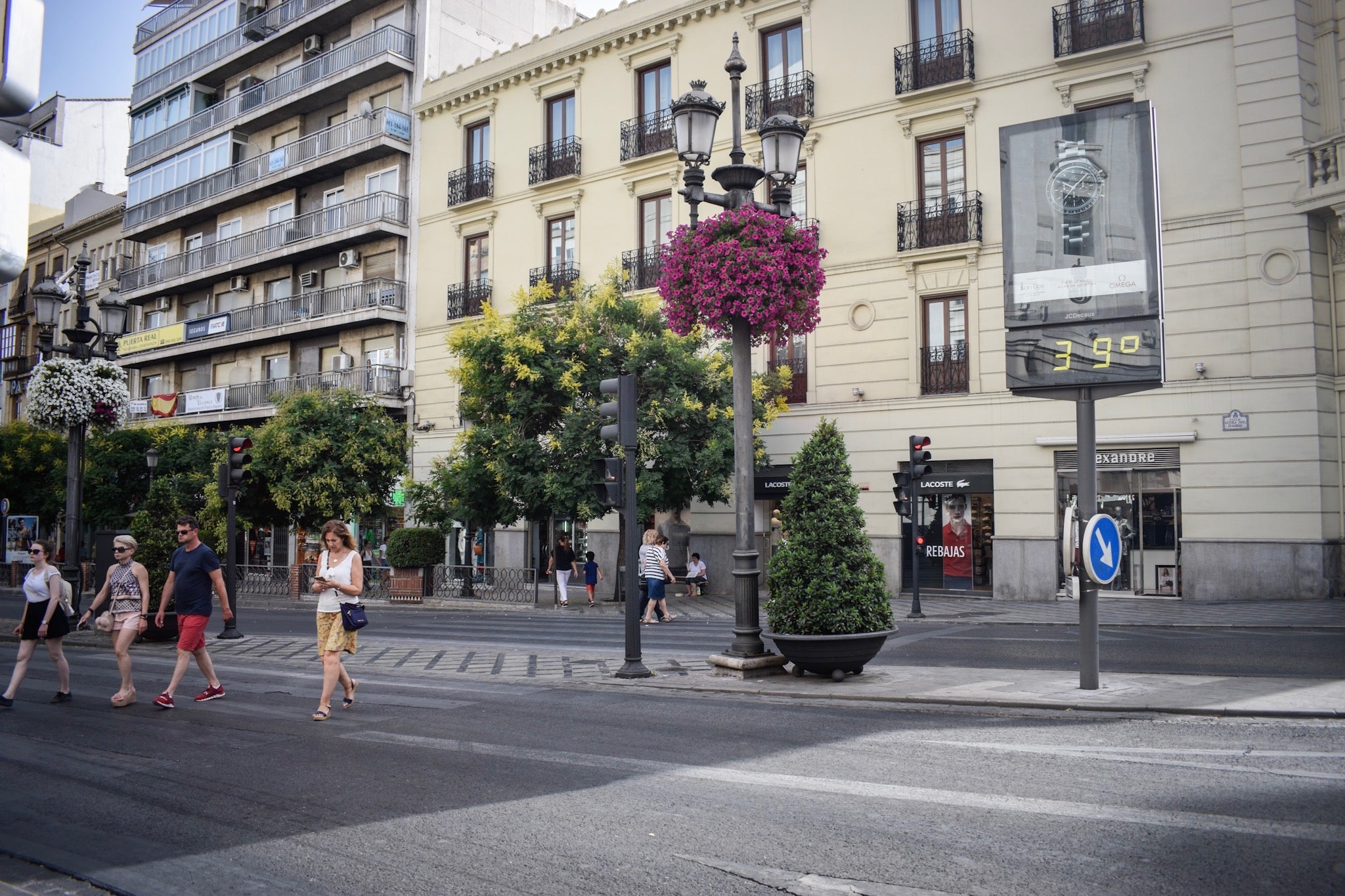Granadinos y visitantes se las apañan en las calles para no sufrir mucho el enorme calor de estos días
