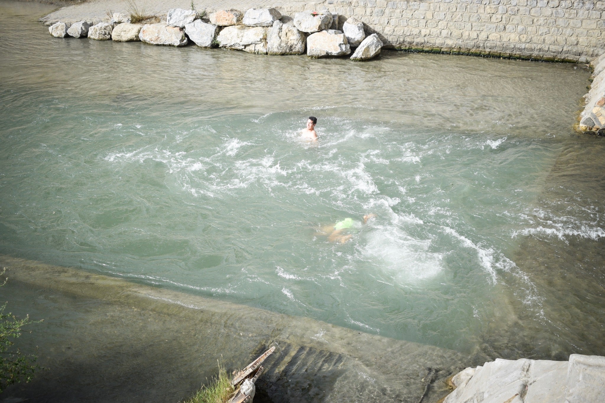 Granadinos y visitantes se las apañan en las calles para no sufrir mucho el enorme calor de estos días