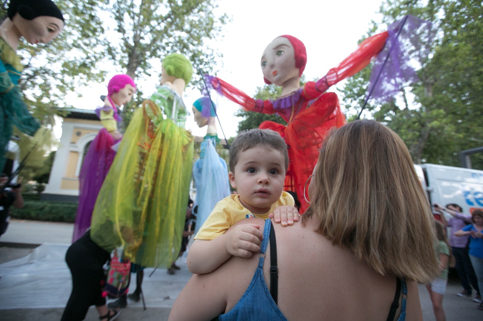 La compañía Yera Teatro presentó ayer su espectáculo 'Meninas', un pasacalles realizado con marionetas gigantes, y que se paseó por el centro de la capital, desde la fuente de las Granadas a la plaza de las Pasiegas