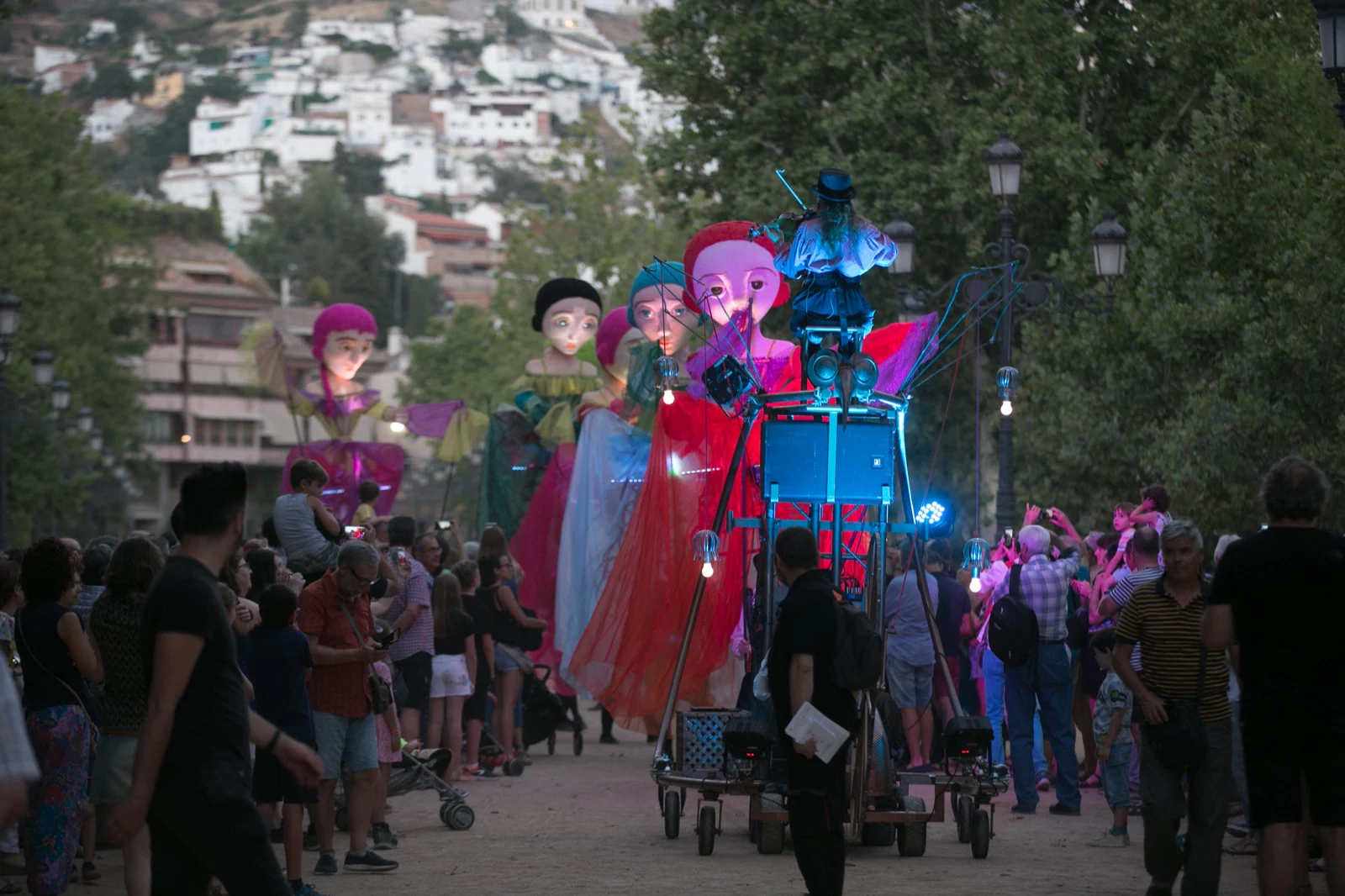 La compañía Yera Teatro presentó ayer su espectáculo 'Meninas', un pasacalles realizado con marionetas gigantes, y que se paseó por el centro de la capital, desde la fuente de las Granadas a la plaza de las Pasiegas