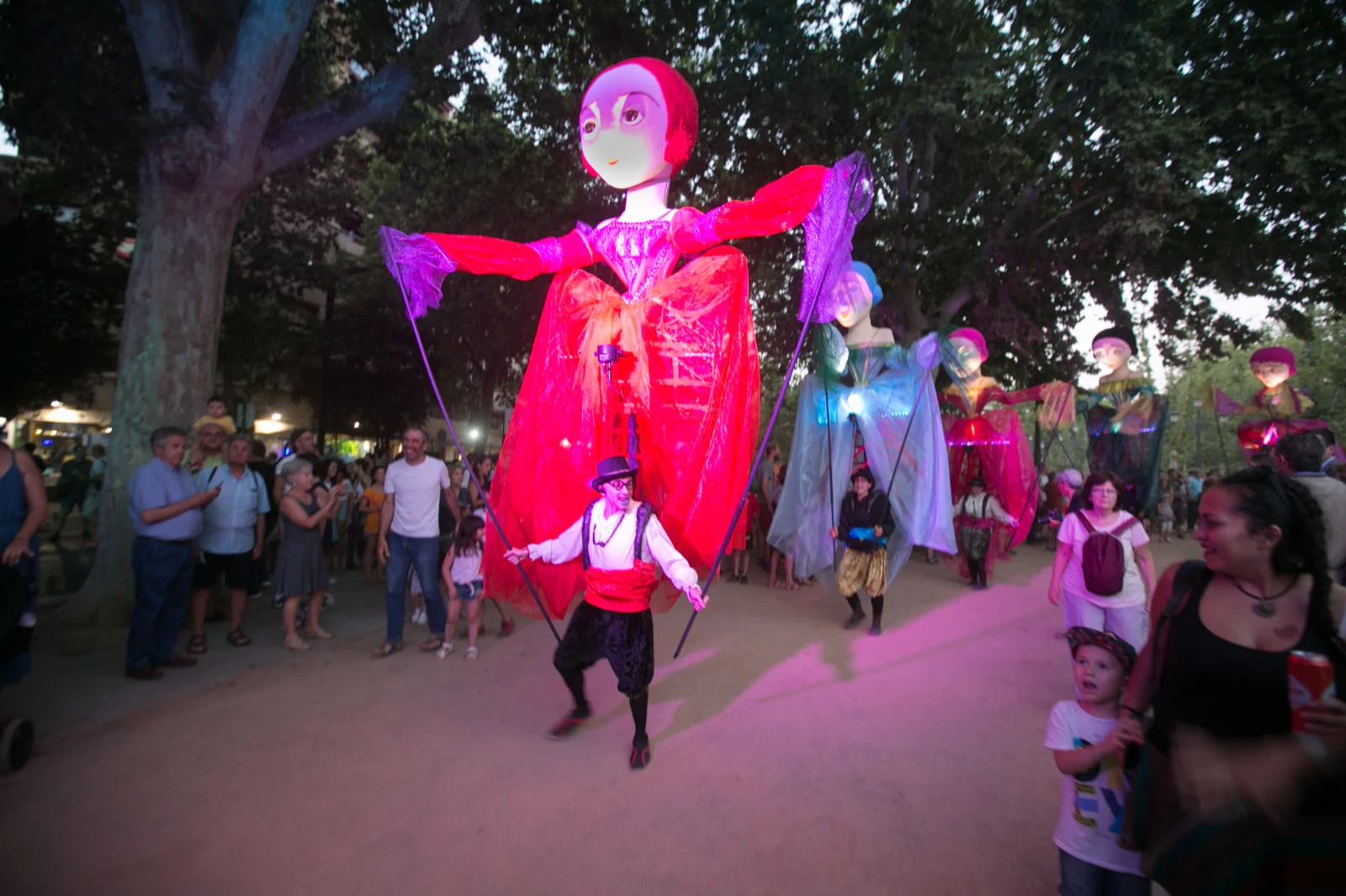 La compañía Yera Teatro presentó ayer su espectáculo 'Meninas', un pasacalles realizado con marionetas gigantes, y que se paseó por el centro de la capital, desde la fuente de las Granadas a la plaza de las Pasiegas