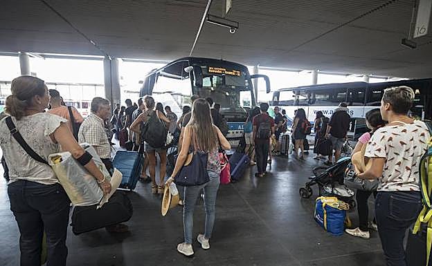 Gran afluencia a las puertas del bus de las 13.00 horas hacia Madrid. 